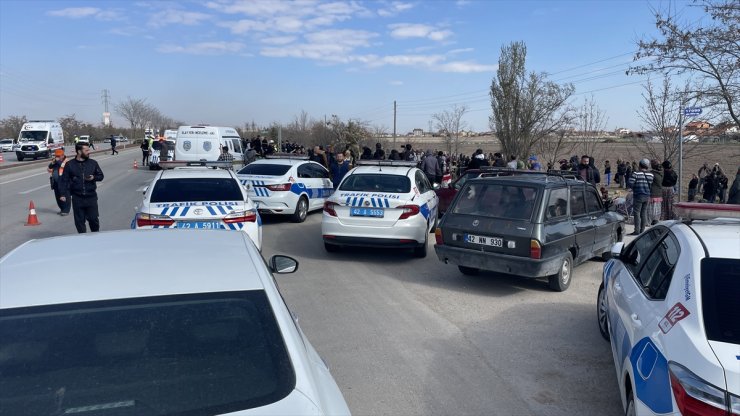 GÜNCELLEME - Konya'da otomobil otobüs durağında bekleyenlere çarptı, 4 kişi hayatını kaybetti