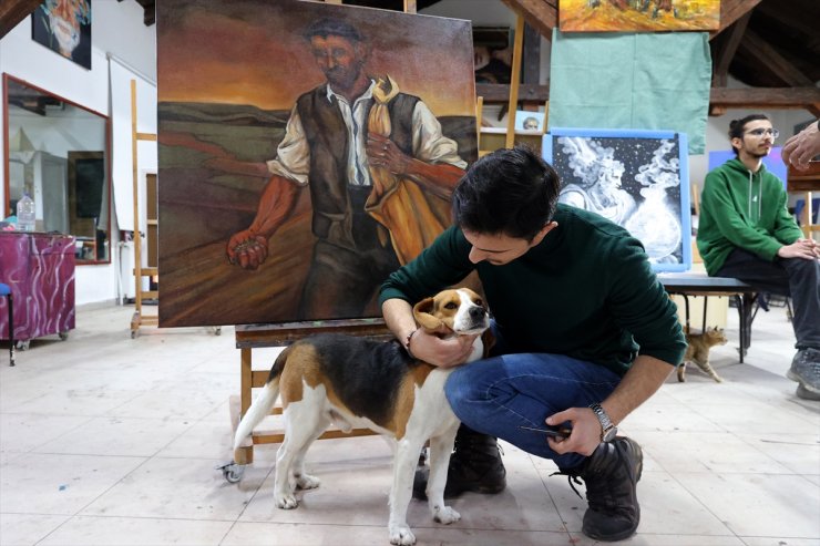 Resim çalışmalarını fakültenin maskotu kedi ve köpekler eşliğinde yapıyorlar