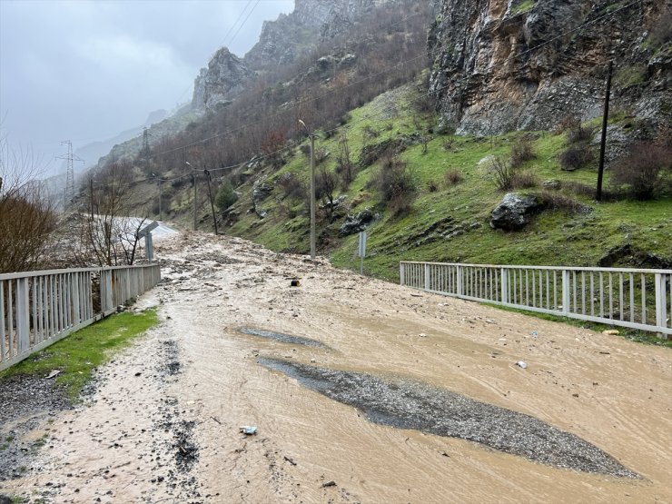 Şırnak'ta sağanak sonucu debisi yükselen akarsu taştı Uludere yolu ulaşıma kapandı