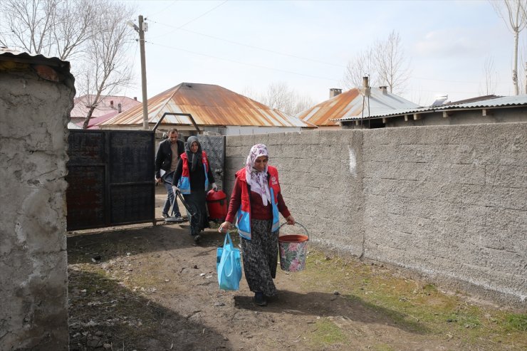 Vefa ekibi ihtiyaç sahibi ailelere ramazanda yemek ulaştırıyor