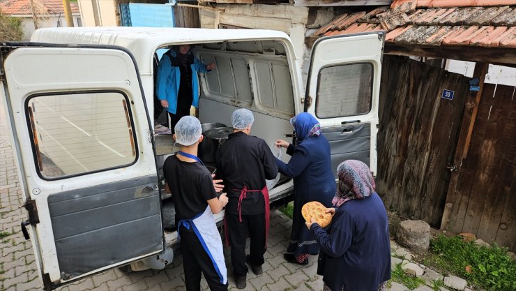 Balıkesir'in kırsal mahallesinde her ramazan kapı kapı iftar yemeği ikram ediliyor