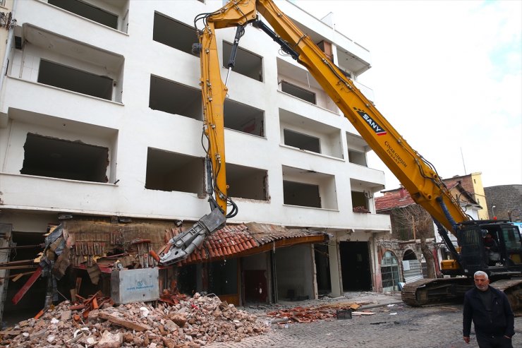 Diyarbakır'da depremde ağır hasar gören binalardan 4 bin 362'sinin yıkımı tamamlandı