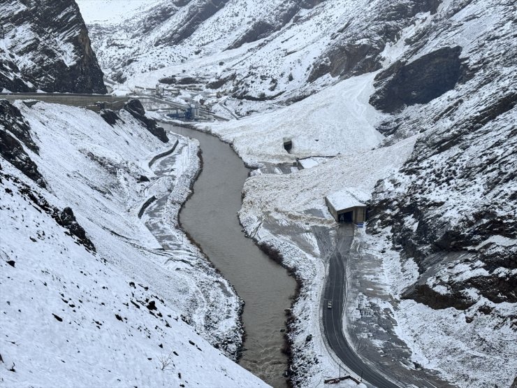 Hakkari'de çığ düşen bölgede yol genişletme çalışması yürütülüyor