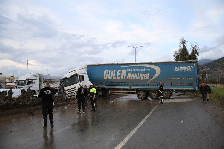 Hatay'da tır ile kamyonun çarpışması sonucu 3 kişi yaralandı