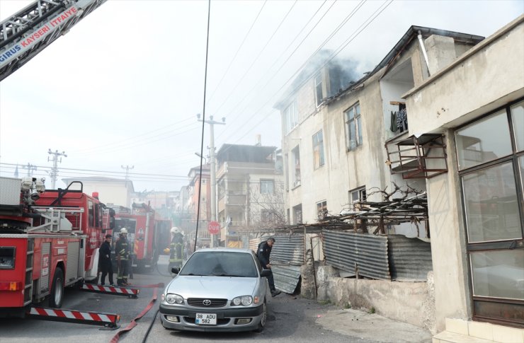 Kayseri'de binanın çatı katında çıkan yangında 1 kişi dumandan etkilendi