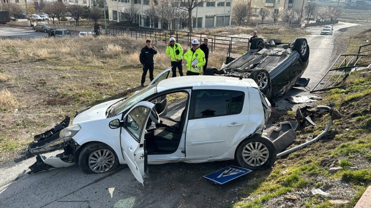 Kayseri'de yaya geçidindeki trafik kazası güvenlik kamerasına yansıdı