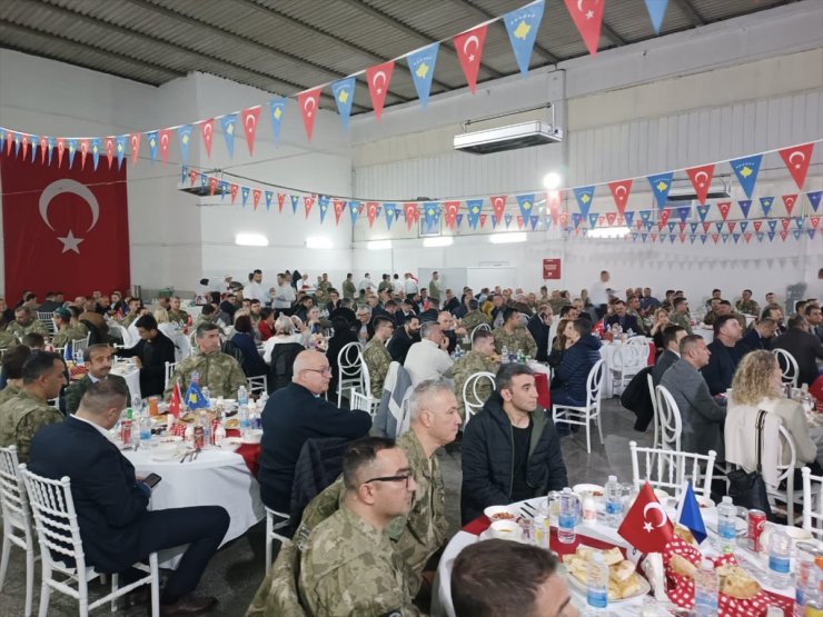 Kosova Cumhurbaşkanı Osmani, KFOR bünyesinde görevli Türk askerlerinin iftarına katıldı