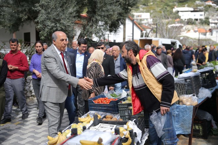 Muğla Büyükşehir Belediye Başkan adayı Ayaydın, Milas'ta pazar yerini ziyaret etti