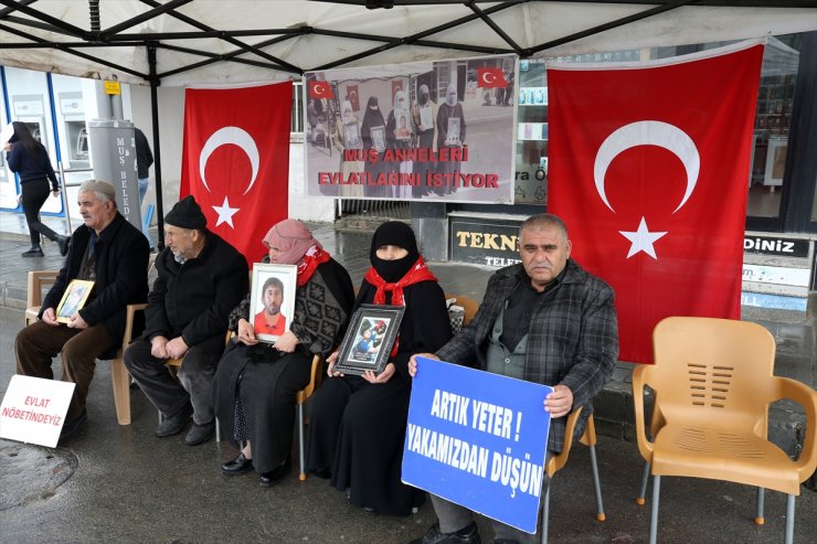 Muş'ta DEM Parti önünde eylem yapan ailelerden çocuklarına "teslim olun" çağrısı