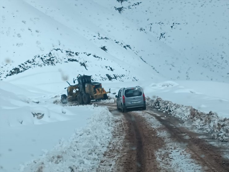 Siirt'te karda mahsur kalan 2 araç kurtarıldı