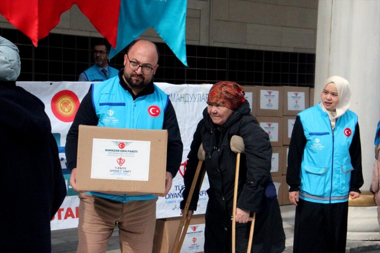 TDV ve DİTİB, Kırgızistan'da ihtiyaç sahiplerine gıda yardımı yaptı