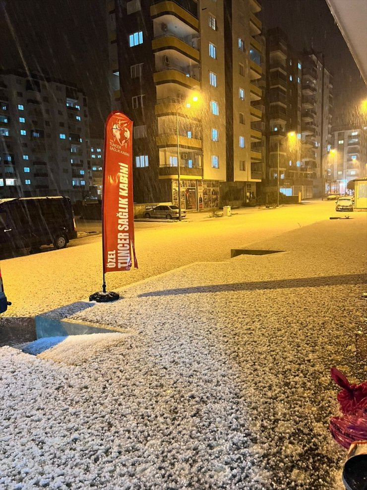 Adana'da dolu etkili oldu