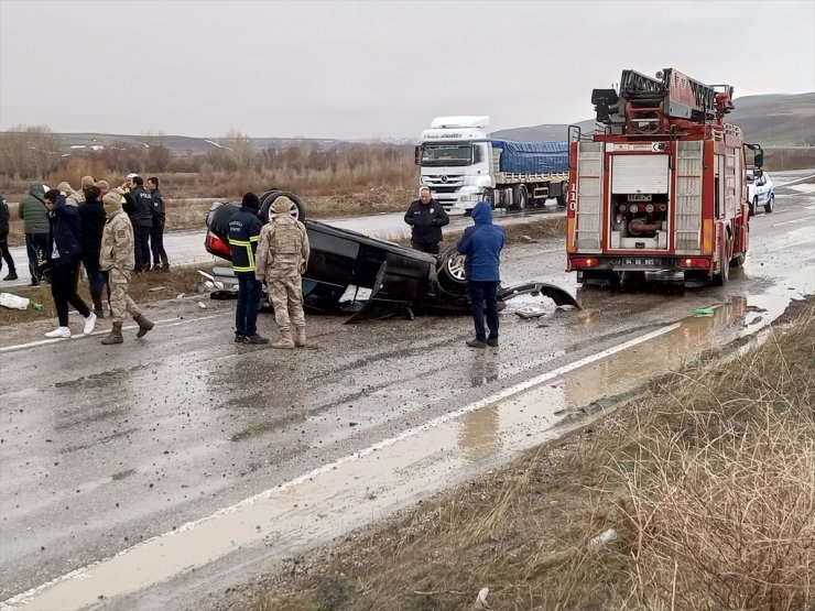 Ağrı'da takla atan otomobildeki 2 kişi yaralandı