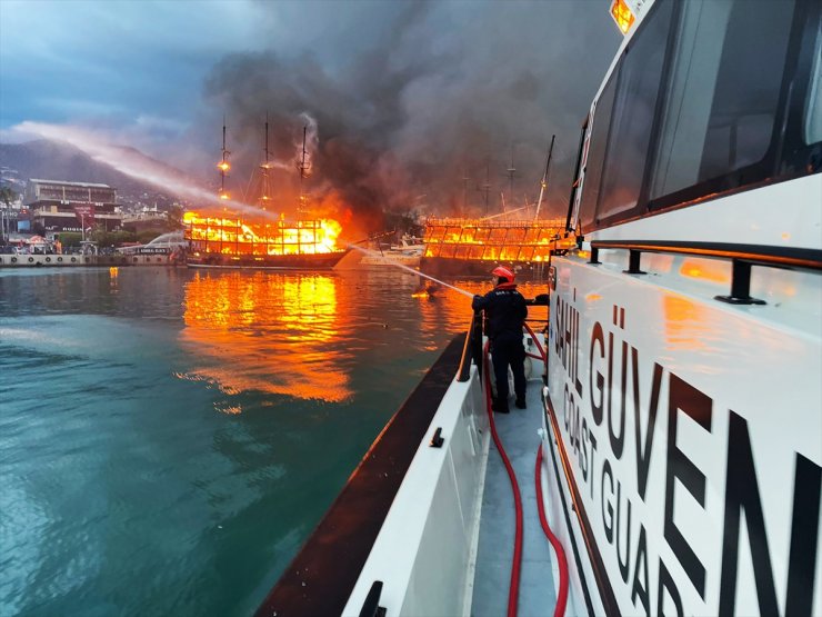 GÜNCELLEME - Alanya Balıkçı Barınağı'nda demirli iki tur teknesi yandı