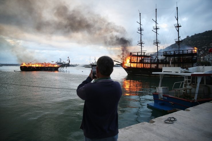 Alanya Balıkçı Barınağı'nda demirli iki tur teknesi yandı