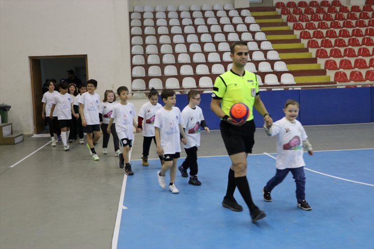 Amasya'da down sendromlu çocuklarla öğrenciler futsal maçı yaptı