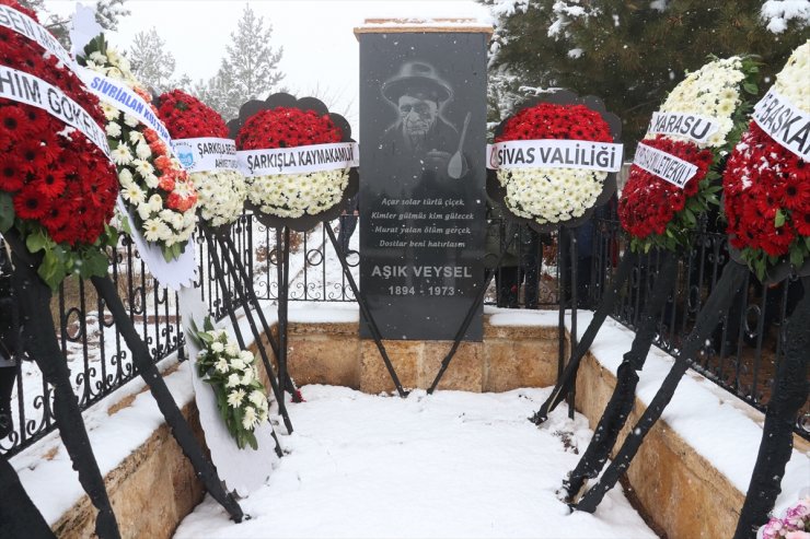 Aşık Veysel vefatının 51. yılında Sivas'ta mezarı başında anıldı