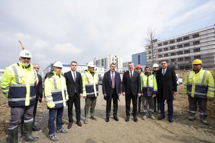 Milli Eğitim Bakanı Tekin Esenyurt'taki lise kampüsü inşaatında incelemede bulundu