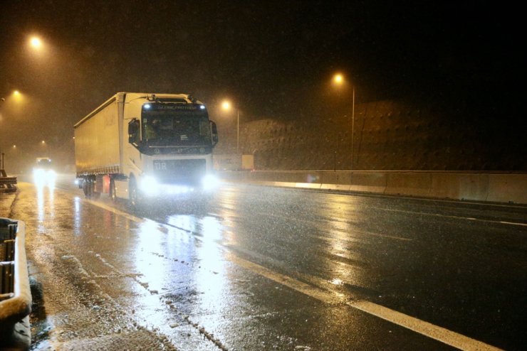 Bolu Dağı'nda kar yağışı etkili oluyor