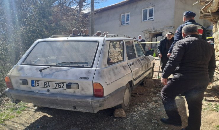 Burdur'da yokuş aşağı hareket eden otomobilin altında kalan sürücü öldü