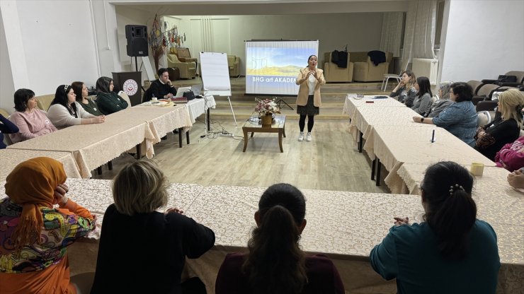 Edirne'de çocuk evleri sitesinin bakıcı annelerine yönelik eğitim