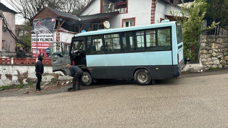 Karabük'te bahçe duvarına çarpan minibüsteki 5 yolcu yaralandı