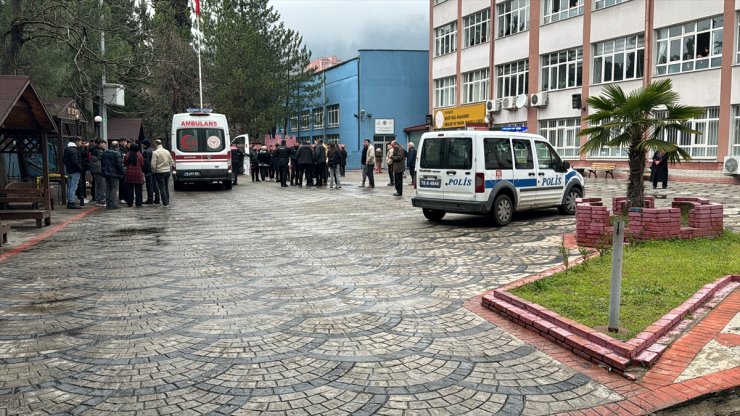 Karabük'te bıçaklı kavgada 3 lise öğrencisi yaralandı