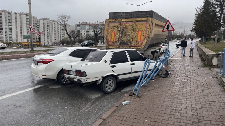 Kayseri'de dorseye çarpan iki otomobildeki 5 kişi yaralandı