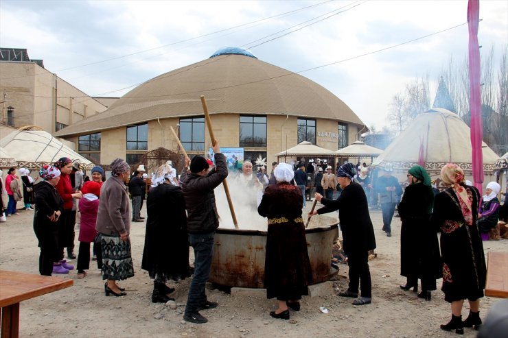 Kırgızistan'da Nevruz Bayramı öncesinde "sümölök" tatlısı pişirilmeye başlandı