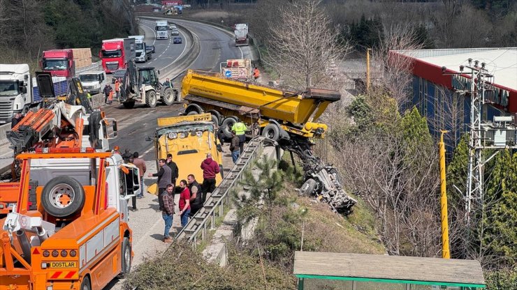 Sakarya'da bariyere çarpan tır ulaşımı aksattı