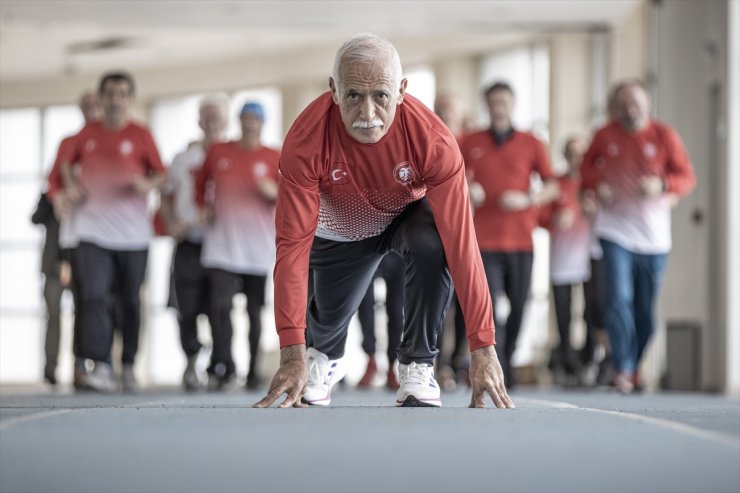 "Spor yapma ölürsün" diyenlere aldırmadan 72 yaşında yarı maratonlara katılıyor