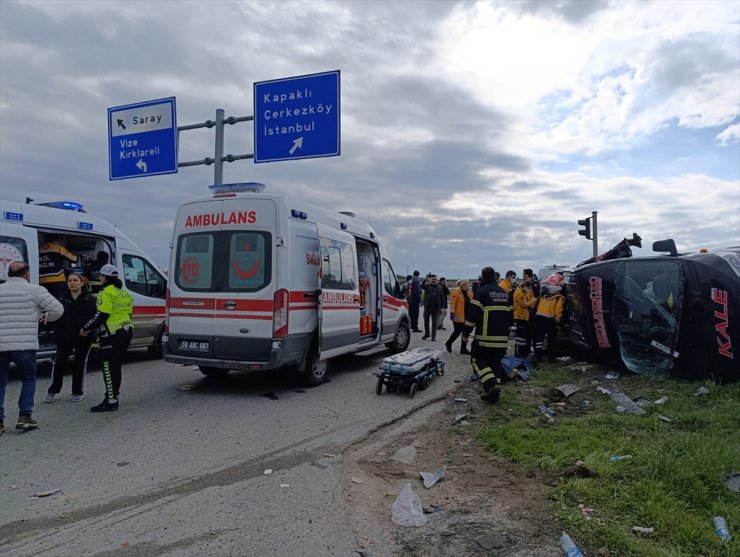 Tekirdağ’da minibüs ile tır çarpıştı, kaza yerine çok sayıda ambulans sevk edildi