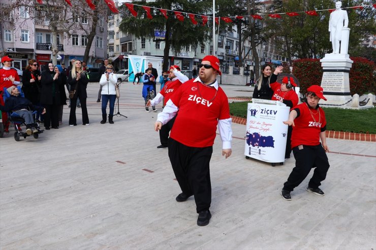 Tekirdağ'daki farkındalık etkinliğinde down sendromlu öğrenciler dans gösterisi sundu