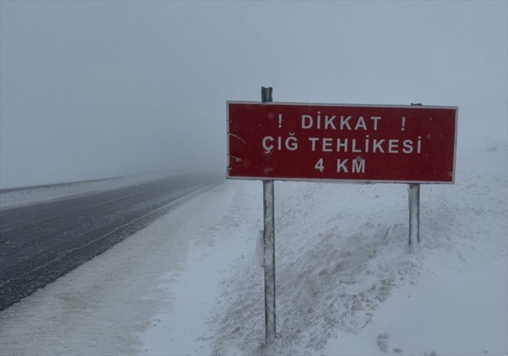 GÜNCELLEME - Çığ nedeniyle kapanan Ardahan-Artvin kara yolu ulaşıma açıldı