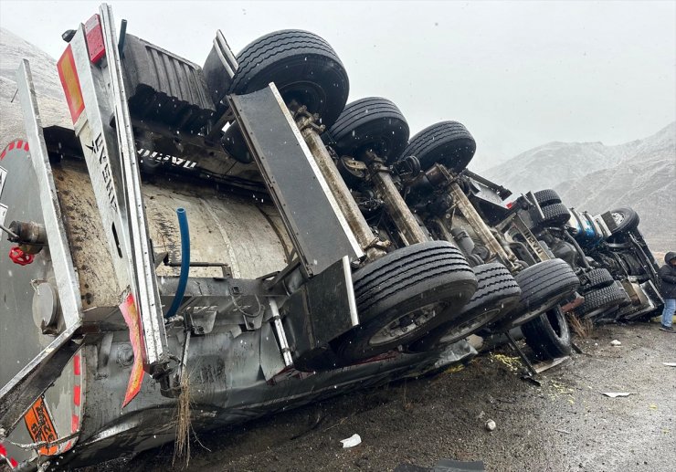 BBP Genel Başkanı Destici, Erzurum'da kazada yaralanan tır sürücüne yardım etti