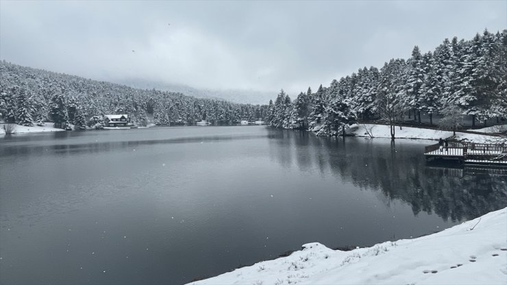 Gölcük Tabiat Parkı'na kar yağdı