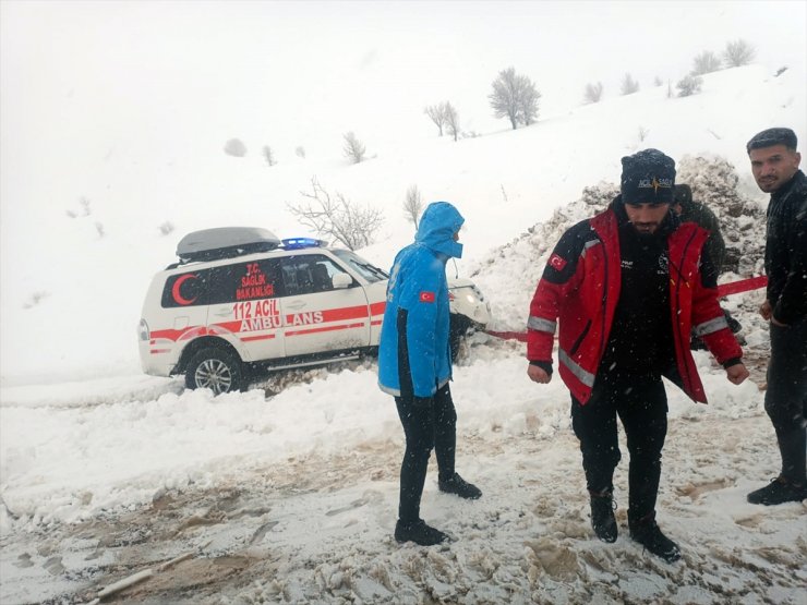 Siirt'te karda mahsur kalan vatandaşlar kurtarıldı