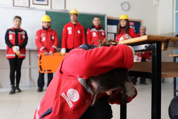 Deprem riski yüksek Elazığ'da öğrencilere afet bilinci eğitimi veriliyor