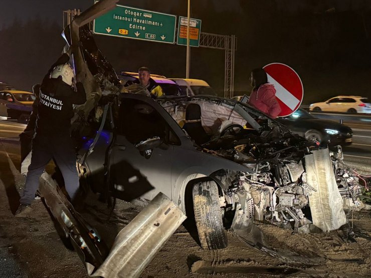 Gaziosmanpaşa'da bariyerlere çarpan otomobilin sürücüsü ağır yaralandı