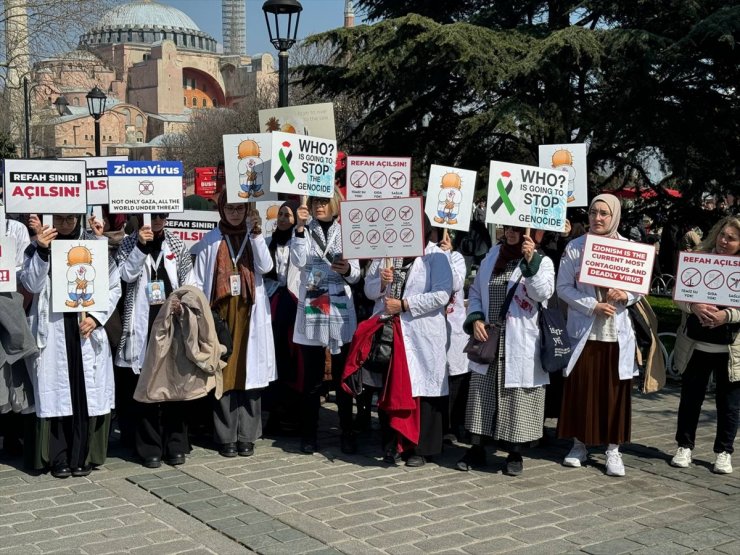 İstanbul'da hekimler Gazze'ye destek için "sessiz yürüyüş" düzenledi