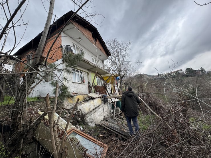 Karabük'te heyelan nedeniyle 2 katlı müstakil ev boşaltıldı