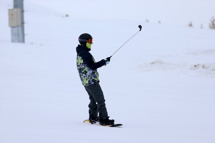 Kayakseverler Erciyes'te "taze karın" keyfini çıkarıyor