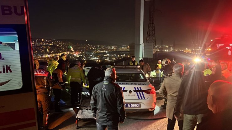 Kocaeli'de bariyere çarpan ekip otosundaki 2 polis yaralandı