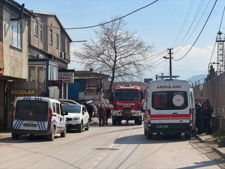 Kocaeli'de iş yerinde çıkan yangında 4 kişi dumandan etkilendi