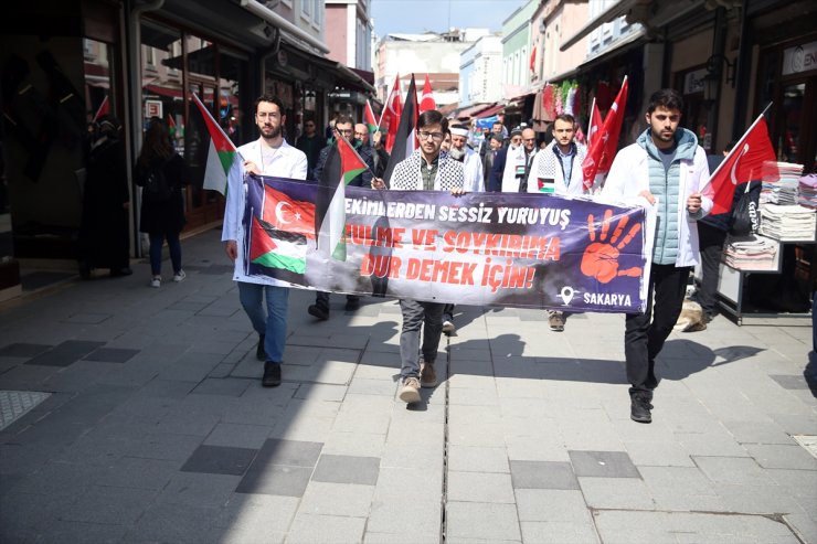 Sakarya'da hekimler ve sağlık çalışanları Gazze için "sessiz" yürüyüşlerini sürdürdü