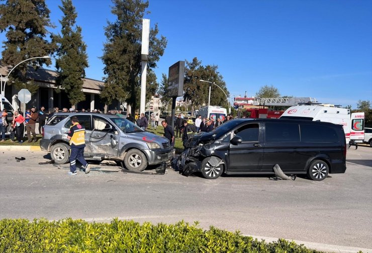 Antalya'da minibüsle cipin çarpıştığı kazada 12 kişi yaralandı