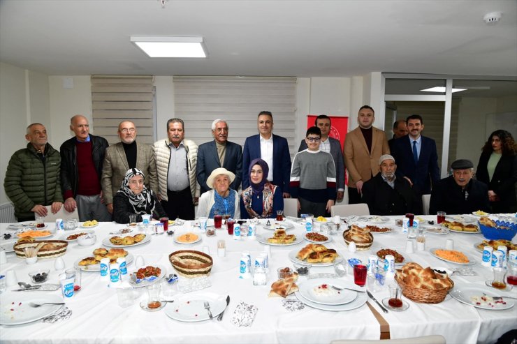 Ardahan Valisi Hayrettin Çiçek, huzurevi sakinleriyle iftar yaptı