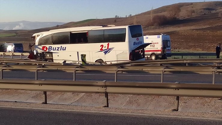 Bozüyük'te kontrolden çıkan otobüsteki 14 yolcu yaralandı