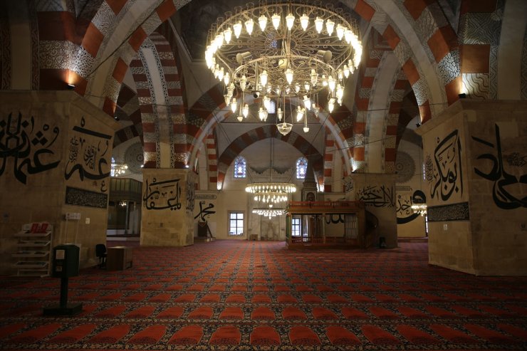 Hat yazılarıyla bir şaheser: Edirne Eski Cami