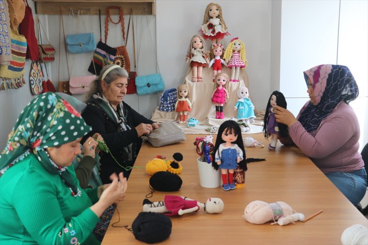 Hatay'da konteyner kente açılan atölye, kadınları meslekle tanıştırıyor